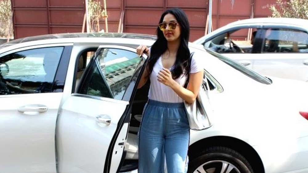 নিয়মিত শরীরচর্চার পাশাপাশি কিয়ারার শখ মহার্ঘ্য গাড়ির। বিএমডব্লু এবং মার্সিডিজ আছে তাঁর সংগ্রহে। তবে নিজের জন্য আলাদা বাড়ি এখনও কেনেননি। কিয়ারা থাকেন তাঁর বাবা মার সঙ্গে।