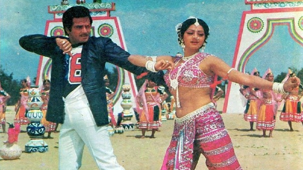 এতে মরিয়া হয়ে ওঠেন শ্রীদেবী। বলিউডে যেন তেন প্রকারে জয়াপ্রদাকে ছাপিয়ে যাওয়াই তাঁর লক্ষ্য ছিল। কিন্তু তার জন্য সে ভাবে হাতে কাজ পাচ্ছিলেন না তিনি। এই অবস্থায় ১৯৮৩ সালে জিতেন্দ্রর বিপরীতে ‘হিম্মতওয়ালা’ ছবিতে অভিনয়ের সুযোগ পান শ্রীদেবী। তার জন্য নিজের লুক আমূল পাল্টে ফেলেন তিনি। তার ফলও মেলে হাতেনাতে। ‘হিম্মতওয়ালা’ সুপারহিট হয়।