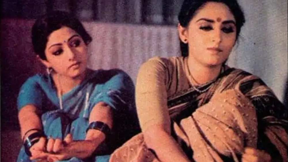 ‘হিম্মতওয়ালা’র পর শ্রীদেবী এবং জয়াপ্রদাকে নিয়ে নতুন করে তুলনা শুরু হয়। তাতে বেজায় চটে যান জয়াপ্রদা। সত্যজিৎ রায় স্বয়ং তাঁকে সেরা সুন্দরী বলে উল্লেখ করেছিলেন। তাই শ্রীদেবীর সঙ্গে তুলনা পছন্দ হয়নি তাঁর। তাই শ্রীদেবীর ‘হিম্মতওয়ালা’র লুক নিয়ে এক সাক্ষাৎকারে বলে বসেন, ‘‘আমি জন্মগত ভাবে সুন্দরী। ও ছুরি-কাঁচি চালিয়ে সুন্দর হয়েছে।’’