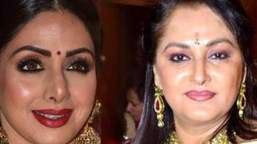 ১৯৯৪-এ রাজনীতিতে প্রবেশ করেন জয়াপ্রদা। সেখানে অমর সিংহকে ‘গুরু’ হিসেবে পান তিনি। অমর সিংহের সঙ্গে আবার ভাল সম্পর্ক ছিল শ্রীদেবীর স্বামী বনি কপূরেরও। দীর্ঘ কয়েক দশকের টানাপড়েনের পর ২০১২ সালে শ্রীদেবীর জন্মদিনে বিশেষ পার্টি দেন অমর সিংহ। সেখানে জয়াপ্রদাকেও আসার অনুরোধ করেন তিনি। কিন্তু জয়াপ্রদা তা ফিরিয়ে দেন।