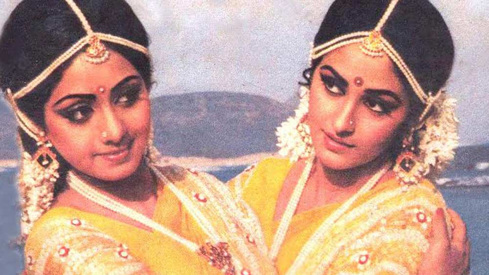 এ নিয়ে প্রশ্ন করলে সংবাদমাধ্যমে জয়াপ্রদা বলেন, ‘‘শ্রীদেবী আমাকে হিংসা করত। একসঙ্গে শুটিং করলেও আলাদা আলাদা কোনায় বসে থাকতাম আমরা।’’ ‘তোফা’ ছবিতে একটি দৃশ্যে জয়াপ্রদার কোলে শ্রীদেবী মারা যাওয়ার কথা ছিল। কিন্তু শ্রীদেবীর মা তা নিয়ে পরিচালকের সঙ্গে ঝামেলা করেন বলেও দাবি করেন জয়াপ্রদা। জয়াপ্রদা বলেন, ‘‘শ্রীদেবীর মা বলেন, আমার মেয়ে জয়ার কোলে মরবে না। আপনি দৃশ্য পাল্টান।’’