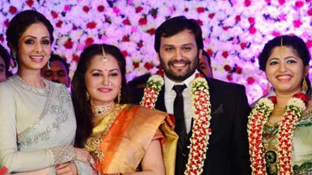 তবে জয়াপ্রদা তাঁকে নিয়ে মন্তব্য করলেও, এ নিয়ে প্রকাশ্যে কখনও মুখ খোলেননি শ্রীদেবী। বরং প্রায় ২৫ বছরের তিক্ততা কাটিয়ে, ২০১৫ সালে জয়াপ্রদার ছেলে সিদ্ধার্থের বিয়ের অনুষ্ঠানে যোগ দিতে মুম্বই থেকে হায়দরাবাদ উডে় যান তিনি। সেখানে তাঁর কাঁধে মাথা রেখে হাসতে দেখা যায় জয়াপ্রদাকে।
