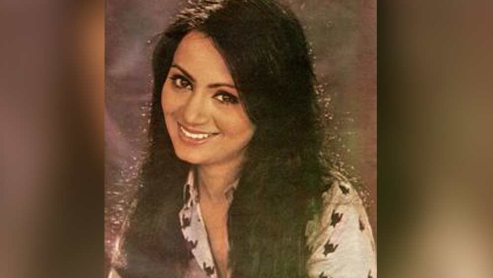 অভিনয় শিখতে পুণের এফটিআইআই-তে ভর্তি হন রঞ্জিতা। কোর্স শেষ হওয়ার আগেই সই করেন প্রথম ছবিতে। ১৯৭৬ সালে মুক্তি পায় সেই ছবি। ঋষি-রঞ্জিতার এই ছবি সুপারহিট হয়।