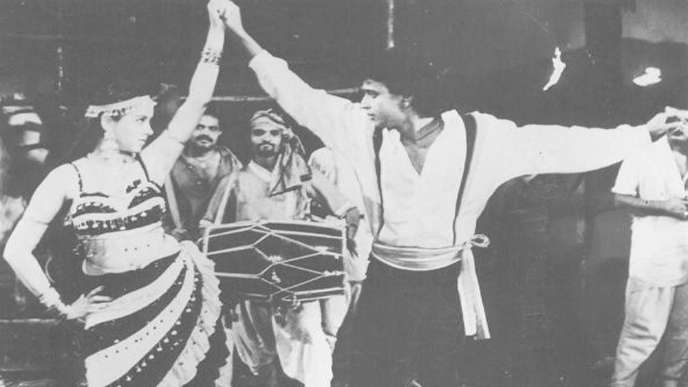 বলিউডের যাত্রা কিছুটা সময়ের আগেই থামিয়ে অভিনয়কে বিদায় জানান রঞ্জিতা। অন্য নায়িকাদের সঙ্গে প্রতিযোগিতার দৌড়ে পিছিয়ে পড়েছিলেন তিনি। পাশাপাশি, শোনা যায় সাহসী দৃশ্যে শুটিং করতে নারাজ হওয়ায় অনেক ছবি হাতছাড়া হয়ে যায় রঞ্জিতার।