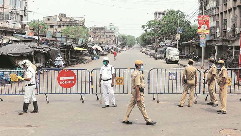 কলকাতায় বিভিন্ন এলাকায় করোনা সংক্রমণের সংখ্যা উদ্বেগ তৈরি করছিল। তা রুখতে ফের কন্টেনমেন্ট জোনে চলবে লকডাউন। দেখে নিন, আগামী ৯ জুলাই থেকে শহরের কোন কোন এলাকা থাকবে লকডাউনেই ঘেরাটোপে।