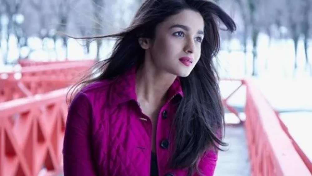 ছোট থেকেই শমক দাভরের কাছে নাচের প্রশিক্ষণ নিয়েছেন আলিয়া। কিন্তু প্রথম দিকে তাঁর নাচের সমালোচনা হয়েছে ইন্ডাস্ট্রিতে। নায়িকা হিসেবে আলিয়ার প্রথম ছবি ‘স্টুডেন্ট অব দ্য ইয়ার’ মুক্তি পেয়েছিল ২০১২ সালে।