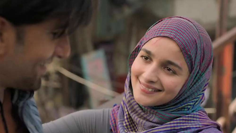 স্বজনপোষণের অভিযোগে এখন সোশ্যাল মিডিয়ায় বিদ্ধ হলেও আলিয়ার দাবি, ১৬ কেজি ওজন ঝরিয়ে, ৫০০ জনের সঙ্গে অডিশন দিয়ে তবেই তিনি সুযোগ পেয়েছিলেন কর্ণ জোহরের ওই ছবিতে।