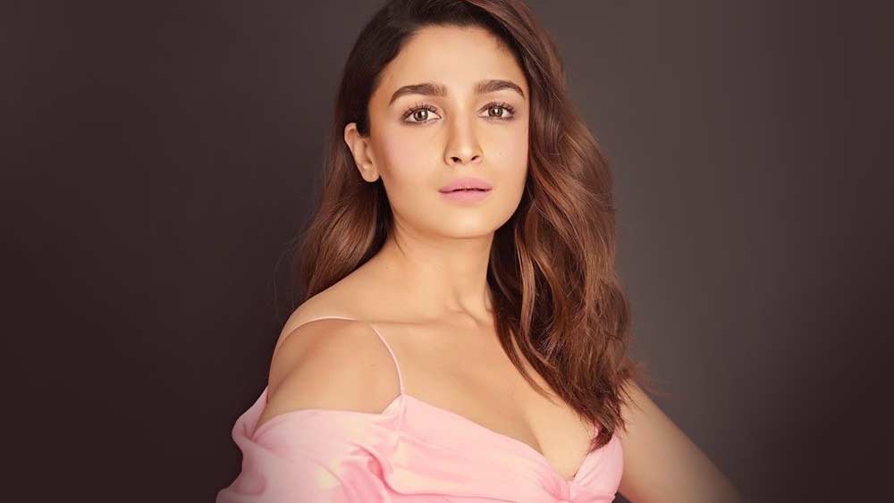 প্রয়োজনে গ্ল্যামারের উল্টো মেরুতে দাঁড়িয়েও অভিনয় করেছেন কেরিয়ারের শুরুতেই। চেষ্টা করেছেন নাচের স্টেপকে নিখুঁত করে তোলার। আলিয়া ছিলেন ২০১৯-এ সর্বোচ্চ উপার্জনকারী বলিউড নায়িকা।