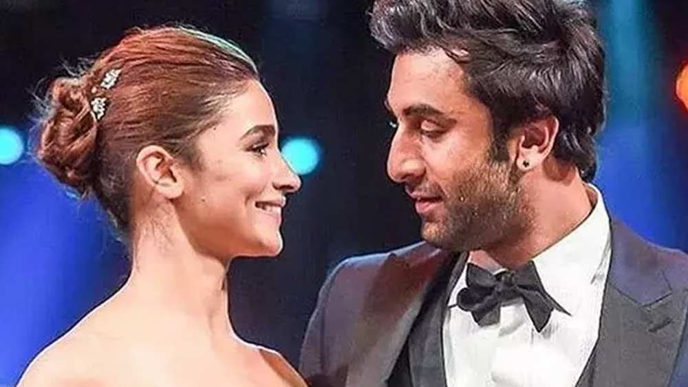 অভিনয় ছাড়াও বলিউডে এখন আলিয়া আলোচনার শীর্ষে রণবীর কপূরের সঙ্গে তাঁর সম্পর্কের জন্য। তাঁদের জুটি এখন ‘রালিয়া’। তবে রণবীর প্রথম নন। তাঁর আগেও বহু সম্পর্কে জড়িয়েছেন মহেশকন্যা।