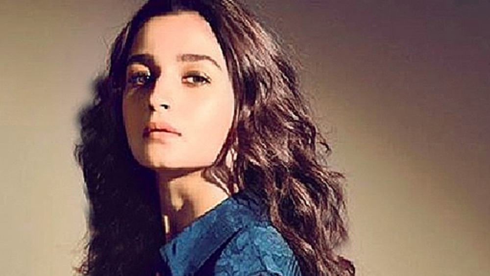 স্কুলজীবনে আলিয়ার প্রেম ছিল সহপাঠী রমেশ দুবের সঙ্গে। কিন্তু সেই প্রেম মিলিয়ে গিয়েছিল আর পাঁচটা সাধারণ কৈশোর-প্রেমের মতোই। পরে আলিয়ার জীবনে আসেন রমেশ দাদারকর। তখনও আলিয়া অভিনেত্রী হননি। তিনি ইন্ডাস্ট্রিতে পা রাখার পরে এই সম্পর্ক ভেঙে যায়।