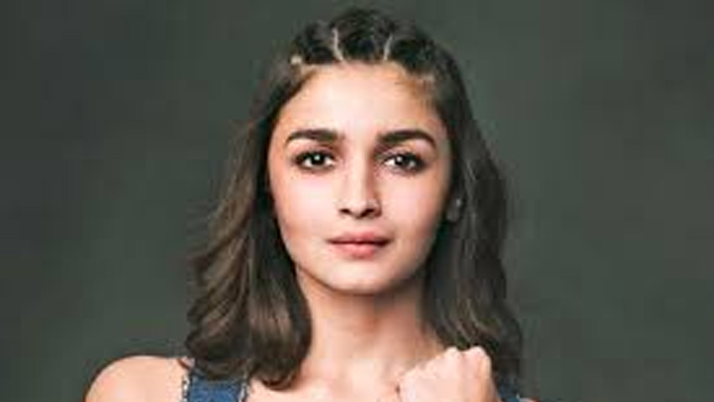 নায়িকা হওয়ার পরে অবশ্য আলিয়ার প্রথম প্রেমিক ইন্ডাস্ট্রির কেউ ছিলেন না। শোনা যায়, এক বিখ্যাত শিল্পপতির ছেলের সঙ্গে তাঁর সম্পর্ক ছিল। এক সেমিনারে আলাপ হওয়ার পরে দু’জনের বন্ধুত্ব জমে ওঠে।