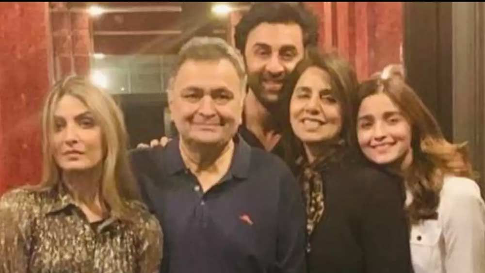 অনেক দিন ধরেই বিদেশে বিভিন্ন জায়গায় একসঙ্গে ছুটি কাটাতে যান রালিয়া। ঋষি কপূরের শেষকৃত্যেও আলিয়া ছিলেন রণবীরের পাশে। শোনা গিয়েছিল, তাঁদের বিয়ে নাকি খুব তাড়াতাড়ি হবে। অসুস্থ ঋষি নাকি ছেলের বিয়ে তাড়াতাড়ি দিতে চেয়েছিলেন বলে শোনা যায়।