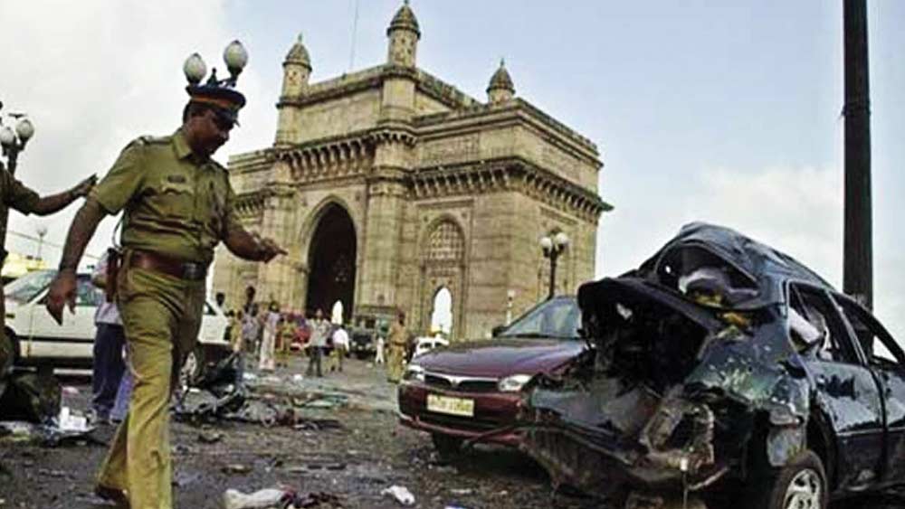 ১৯৯৩ মুম্বই বিস্ফোরণে প্রাণ হারিয়েছিলেন নানা-র এক ভাই। বিস্ফোরণ থেকে একটুর জন্য প্রাণে রক্ষা পান নানা-র স্ত্রী। ফলে নানা জানিয়েছিলেন তিনি মুম্বই পুলিশকে এর তদন্তে সব দিক থেকে সাহায্য করবেন।