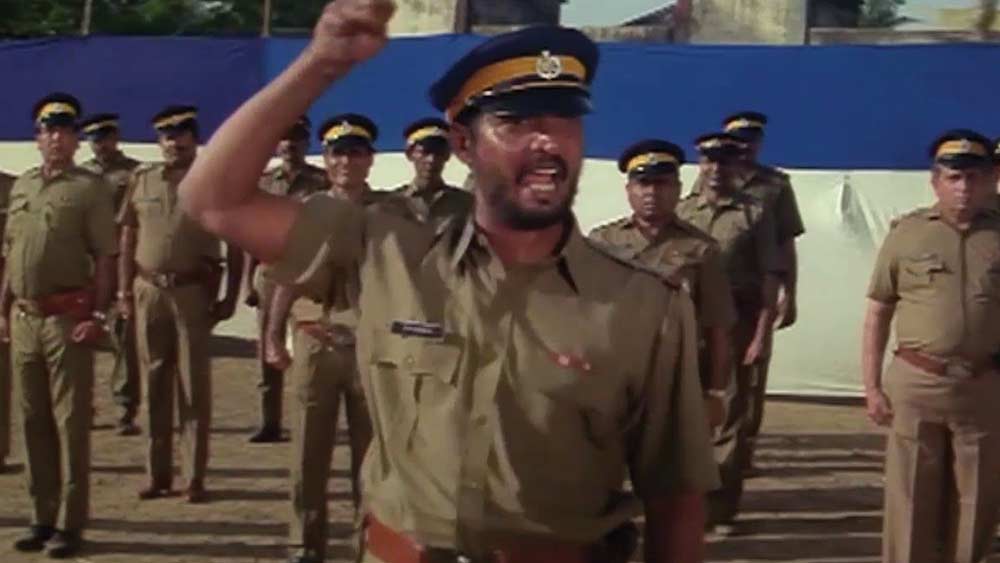 ছবিতে নানার চরিত্রেও পুলিশ এবং সেনাবাহিনীর বিশেষ প্রভাব থাকে। দর্শকদের কাছে ভাবমূর্তির সঙ্গে এই ধরনের চরিত্রগুলি মিলেমিশে যায়। কিন্তু দর্শকরা জানেনই না বাস্তব জীবনেও নানা-র জীবনের গুরুত্বপূর্ণ অংশ জুড়ে আছে পুলিশের কাজ।