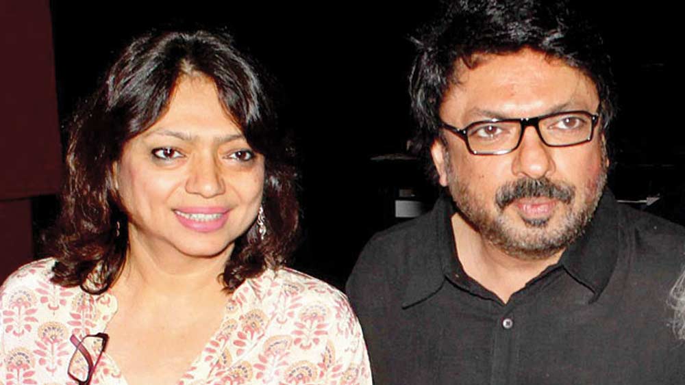 ছবিতে টাকা বিনিয়োগ করে দেনায় ডুবে গিয়েছিলেন নবীন। জামাকাপড় করে সেলাই করে সংসার চালাতেন তাঁর স্ত্রী লীলা। কোনওমতে চলত চার জনের সংসার। ব্যর্থ নবীন প্রাণপণ চেষ্টা করেছিলেন। যাতে তাঁর ছেলে ফিল্মের জগতে না আসেন।