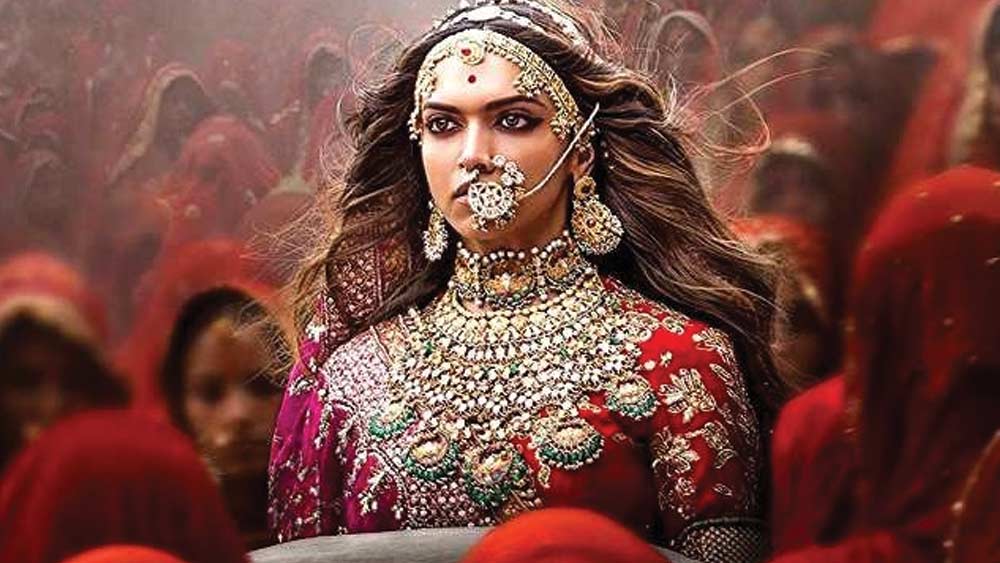 ঐতিহাসিক প্লটকে ছাড়লেন না ভন্সালী। ২০১৫-য় মুক্তি পেল ‘পদ্মাবৎ’। দেশজুড়ে বিক্ষোভ, হুমকির পাশাপাশি এই ছবি  এনে দেয় জাতীয় পুরস্কার। তার আগে ‘ব্ল্যাক’, ‘দেবদাস’ এবং ‘বাজীরাও মস্তানি’র জন্যেও সঞ্জয় লীলা ভন্সালী জাতীয় পুরস্কারে ভূষিত হন। ২০১৫-এ পান পদ্মশ্রী সম্মান।