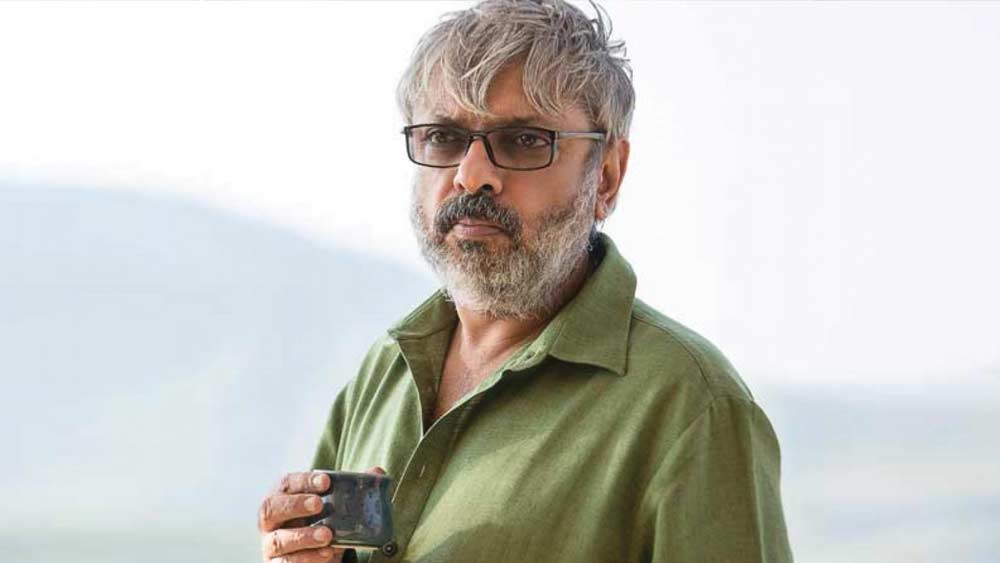 ‘সাওয়ারিয়া’ ছবির শুটিংয়ে সঞ্জয়-বৈভবী ঘনিষ্ঠ হন। পরে ঘনিষ্ঠতা থেকে প্রেম। তাঁদের এনগেজমেন্টও হয়ে গিয়েছিল বলে শোনা যায়। কিন্তু শেষ অবধি সম্পর্ক থেকে সরে দাঁড়ান তাঁরা।