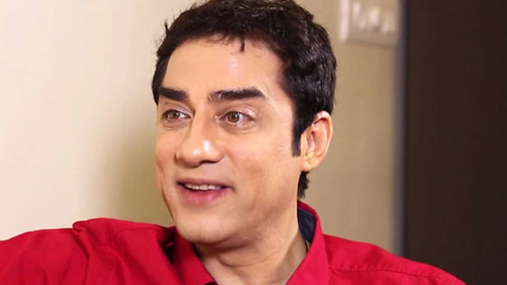 সেই ছবিতে তিনি রূপায়িত করেছিলেন নায়ক শশী কপূরের শৈশবের অংশ। পরিণত বয়সে তাঁর প্রথম অভিনয় দাদা আমির খানের সুপারহিট ছবি ‘কেয়ামত সে কেয়ামত তক’-এ। সেখানে তিনি খলনায়কের ভূমিকায় অভিনয় করেছিলেন।