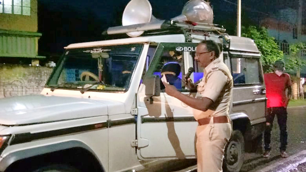 বার্তা: পূর্ণ লকডাউনের প্রচারে মালদহ পুলিশ। মঙ্গলবার। নিজস্ব চিত্র