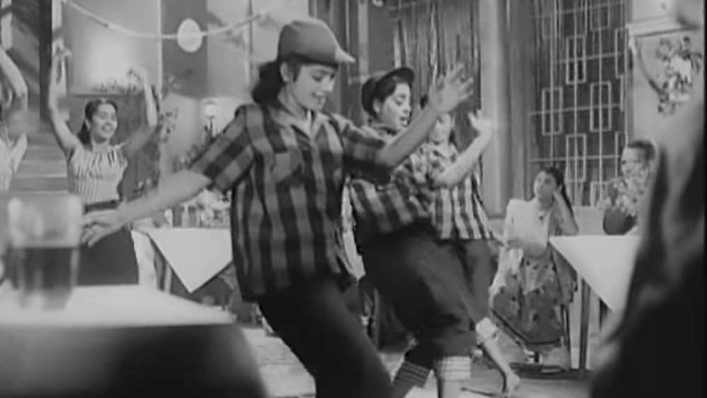 মায়ের আশঙ্কাকে অমূলক বলে উড়িয়ে দিলেন চিকিৎসক। বরং তিনি-ই প্রস্তাব দিলেন মেয়েকে যদি হিন্দি ছবিতে অংশ নিতে দিতে রাজি হন তাঁরা। রক্ষণশীলতার কথা মাথায় রেখে মেয়ের নাম পাল্টে দেওয়া হল। নির্মলা ছবিতে এলেন ‘সরোজ’ হয়ে।