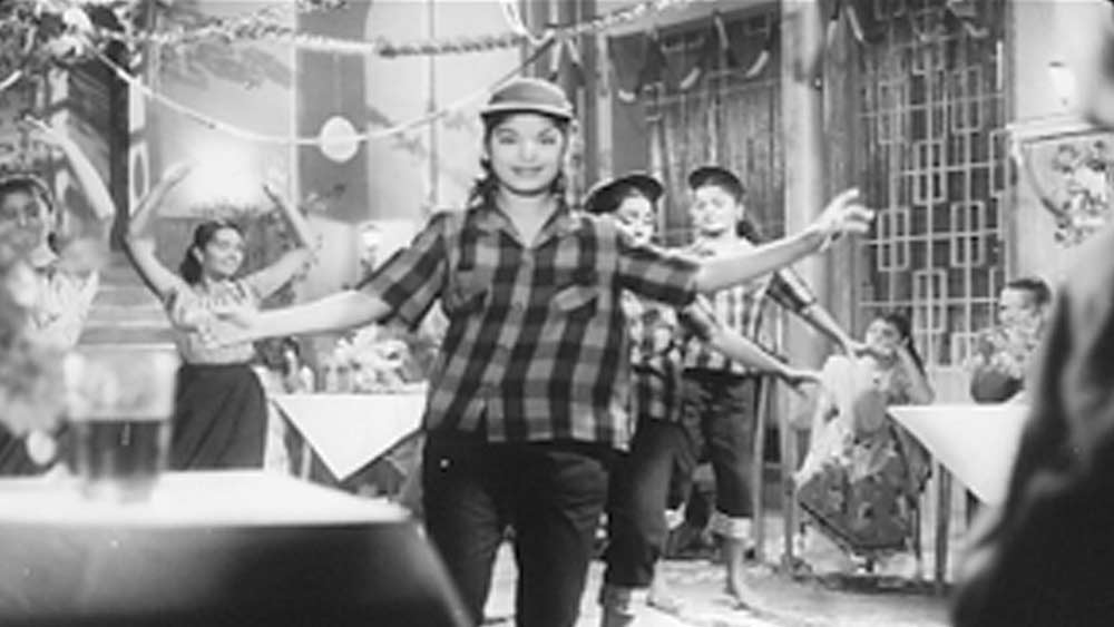 ইতিমধ্যে সংসারে এসে গিয়েছে আরও কিছু কচি মুখ। কিন্তু উপার্জন নামমাত্র। বাধ্য হয়ে নির্মলাকে ছবিতে অভিনয়ের জন্য পাঠাতে রাজি হলেন তাঁর বাবা মা। যোগাযোগ করিয়ে দিলেন ওই চিকিৎসক। তাঁর ছবির জগতে জানাশোনা ছিল।