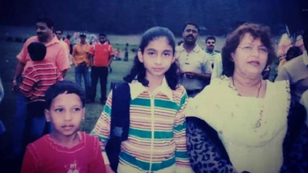 কিছু ছবিতে শিশুশিল্পী হয়ে অভিনয় করল নির্মলা। কিন্তু তার বয়স বছর দশেক হওয়ার পরে দেখা দিল সমস্যা। শিশুশিল্পীর ভূমিকায় অভিনয়ের সুযোগ আর আসে না। এই বয়সে নায়িকাও হওয়া যায় না। বাধ্য হয়ে গ্রুপ ডান্সের জন্য রাজি হল নির্মলা।