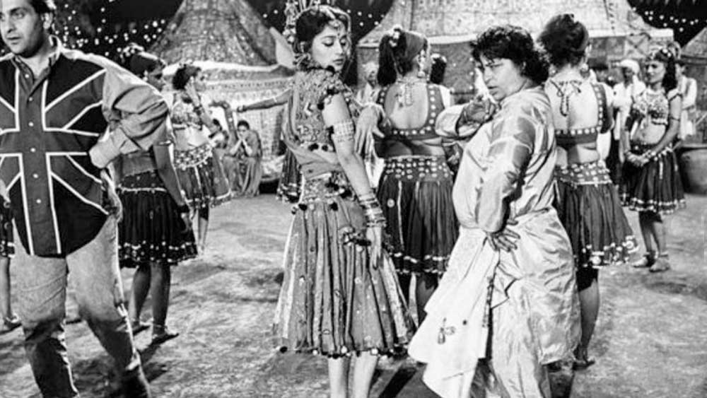 বি সোহনলালের কাছে গ্রুপ ডান্সার হিসেবে নতুন জীবন শুরু হল নির্মলার। সে সময় গ্রুপ ডান্সারদের নাচের প্রশিক্ষণ আগে থেকে বিশেষ থাকত না। বাকিদের মধ্যে সহজেই নজর কেড়েছিলেন নির্মলা। কারণ ছোট থেকেই দেখামাত্র নাচের ভঙ্গি অবিকল রপ্ত করার ক্ষমতা ছিল তাঁর। যদিও তাঁর আগে পরিবারে নাচের কোনও ধারা ছিল না।