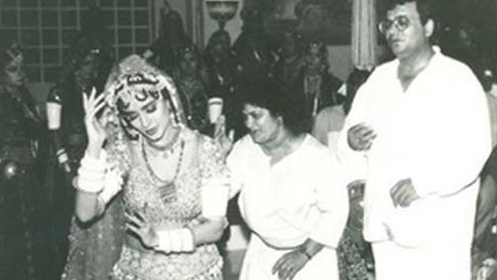 গ্রুপ ডান্সার নির্মলা থেকে প্রথম সারির কোরিয়োগ্রাফার সরোজ খান হয়ে ওঠার পথ খুব একটা মসৃণ ছিল না। তবু হার মানেননি তিনি।