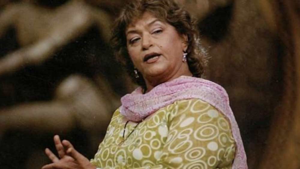 ১৩ বছর বয়সে বিয়ে হয়ে যায় চল্লিশোর্ধ্ব বি সোহনলালের সঙ্গে। তার আগেই ধর্মান্তরিত হয়েছেন তিনি। নতুন নাম হয় সরোজ খান। পরে এক সাক্ষাৎকারে জানিয়েছিলেন, তাঁর উপর কোনও চাপ ছিল না। স্বেচ্ছায় নতুন ধর্ম নিয়েছিলেন তিনি। নির্মলা নাম মুছে গিয়েছিল সরোজ খানের নামের আড়ালে।