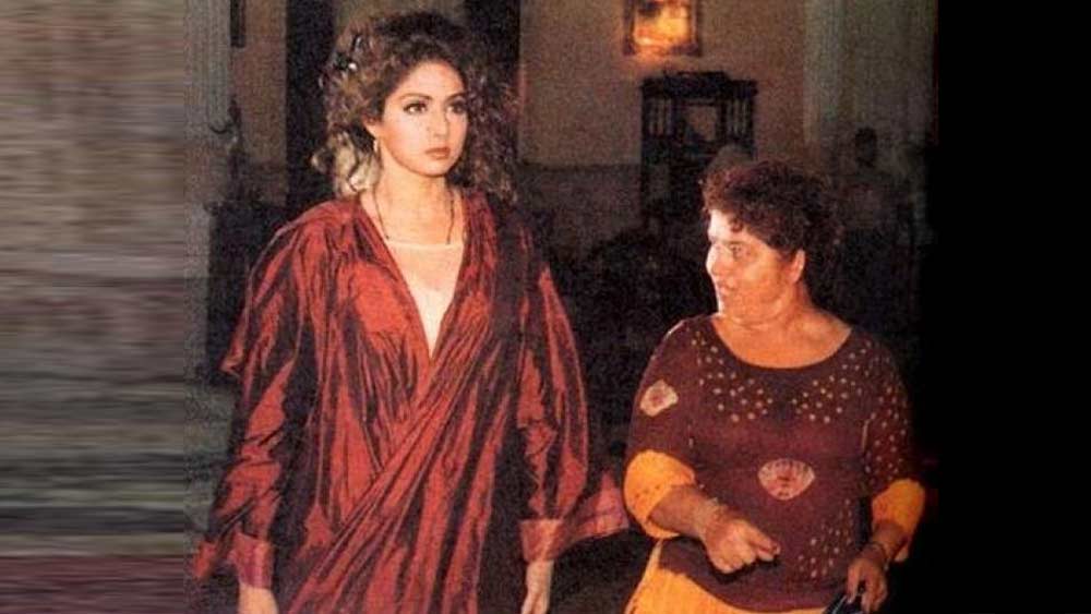 বিয়ের পরে এক নির্মম সত্যের মুখোমুখি হন সরোজ। জানতে পারেন তাঁর স্বামী সোহনলালের আগে আরও একটা বিয়ে আছে এবং তিনি চার সন্তানের বাবা। সরোজের সন্তানদের তিনি নিজের পরিচয় দিতেও রাজি ছিলেন না।