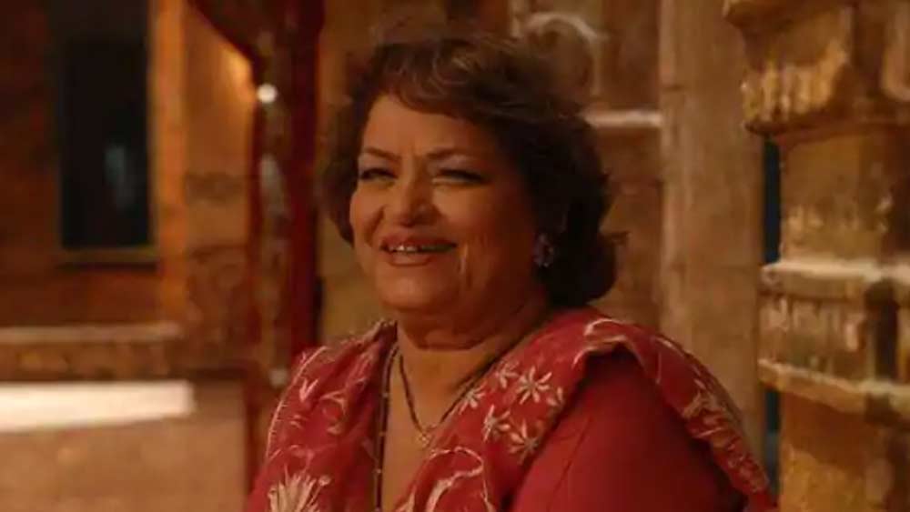 ব্যক্তিগত জীবনে বার বার ক্ষতবিক্ষত হয়েছেন তিনি। দু’টি সন্তানের জন্মের পরে স্বামী সোহনলাল তাঁকে ছেড়ে গিয়েছেন। আবার ফিরেও এসেছিলেন অসুস্থ অবস্থায়। কয়েক বছরের জন্য ফের জোড়া লাগে সরোজের সংসার। জন্ম হয় তাঁর এবং সোহনলালের তৃতীয় সন্তানের।