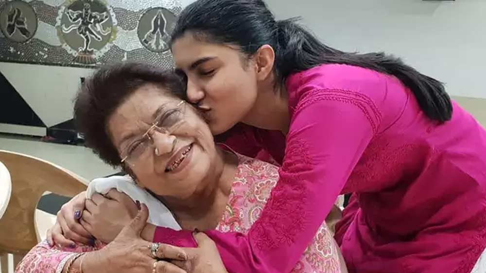 মেয়ের নাম সরোজ রাখেন কাক্কু। এর পরই তাঁদের ছেড়ে বি সোহনলাল চলে যান। আর কোনও দিন ফিরে আসেননি। সরোজ একাই বড় করেন দুই সন্তান রাজু এবং কাক্কুকে।