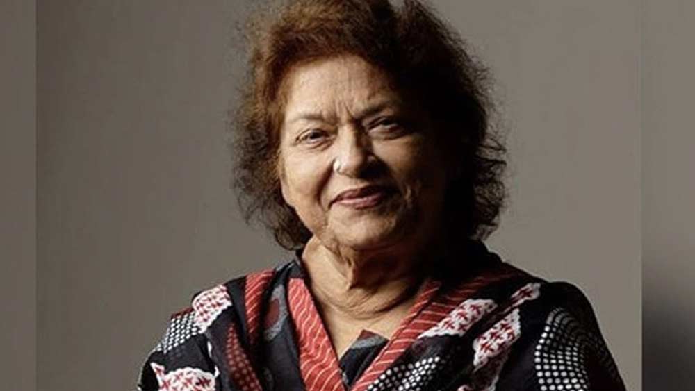 দীর্ঘ অসুস্থতার পরে মাল্টি অর্গান ফেলিয়োর হয়ে ২০১১ সালে প্রয়াত হন কাক্কু। এ বার তাঁর কাছে চলে গেলেন মা, সরোজও।