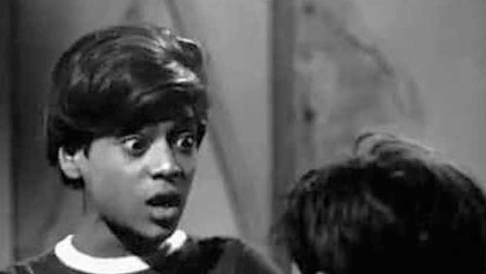 ইশতিয়াকের জন্ম ১৯৩৯-এর ২৯ মার্চ। মায়ের আপত্তি না শুনেই স্কুলে যাওয়া বন্ধ করল সে। স্কুলের খাতায় যদিও ছিল তাঁর পোশাকি নাম, সৈয়দ ইশতিয়াক আহমেদ জাফরি। বইপত্র পাশে সরিয়ে ইশতিয়াকের ছোট্ট হাত দুটো ঘুড়ি বানাতে শুরু করল।