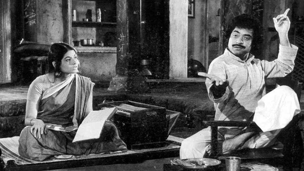 বন্ধুবান্ধবদের সঙ্গে মিলে রাস্তায় সাবান বিক্রি করত। পাশাপাশি শুরু করল আরও নানা রকম ছোটখাটো কাজ। এক দিন রাস্তায় কাজ করার সময়েই ঘুরে গেল জীবনের মোড়।