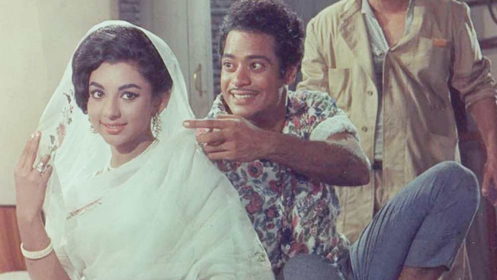 তি-ন-টা-কা! পঞ্চাশের দশকে সেটাই ইশতিয়াকের কাছে অনেক। কিছু না বুঝেই মায়ের সঙ্গে সে চলে গেল স্টুডিয়ো। সেখানে গিয়ে দেখে তার মতো অনেক বাচ্চা-ই জড়ো হয়েছে। তাদের বসে থাকতে হবে।