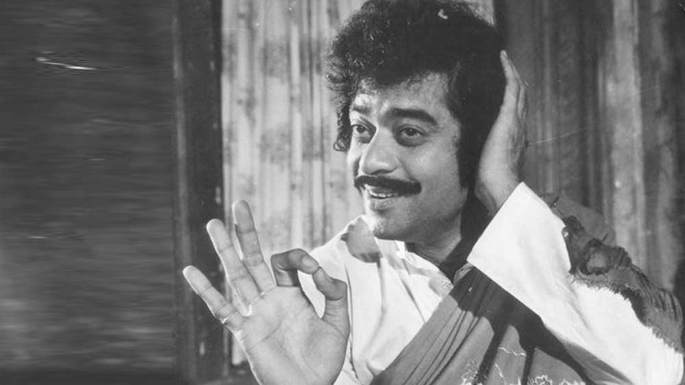 এ বার ইশতিয়াক শুনল ক্যামেরার সামনে উর্দুতে শেখানো বুলি বললে ছয় টাকা মজুরি মিলবে। শুনে সে যেন হাতে চাঁদ পেল। কিছু না ভেবেই সে সংলাপ বলতে চাইল। সুযোগও পেল। উর্দু বলায় তার কোনও জড়তা ছিল না। প্রথম সুযোগেই বাজিমাত করল।