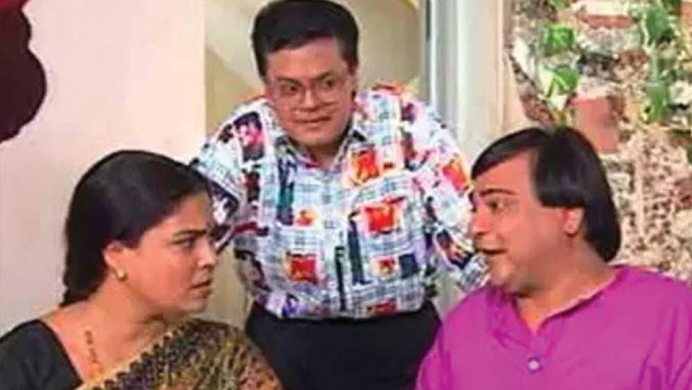 ডি ডি মেট্রোর এই শো অসম্ভব জনপ্রিয় হয়েছিল। সেখানে মধ্যবিত্ত সংসারের কর্তা কেশব কুলকার্নির ভূমিকায় ছিলেন যতীন কানাকিয়া। ধারাবাহিকের গল্পে পড়শি ফিল্মতারকার প্রতি অনুরক্ত ছিলেন কেশব।