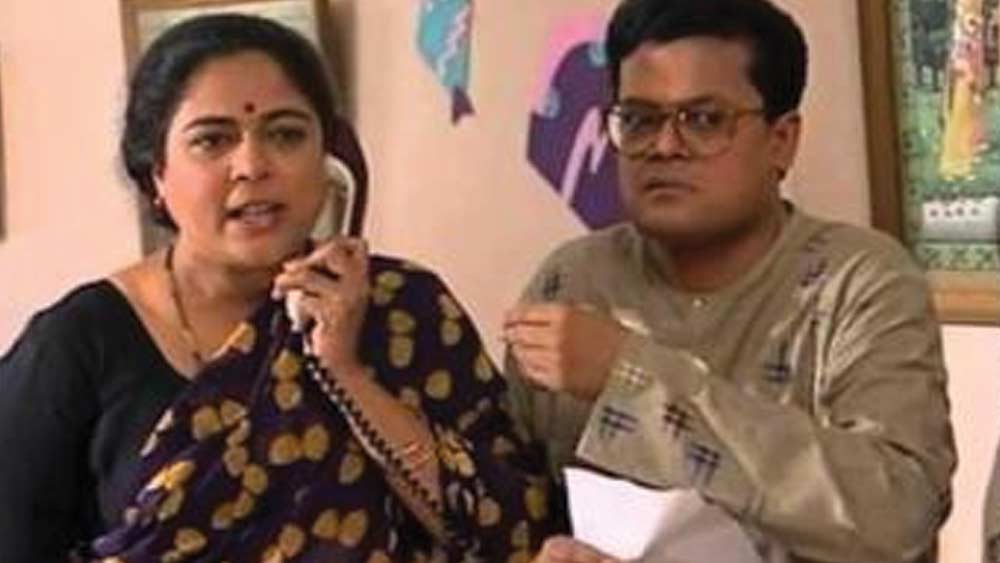 ওই তারকার স্বামী আবার দুর্বল ছিলেন কেশবের স্ত্রীর প্রতি। এই নিয়েই এগিয়েছিল ‘শ্রীমান শ্রীমতি’-র গল্প। যতীনের স্ত্রী কোকিলার ভূমিকায় অভিনয় করেছিলেন রীমা লাগু।