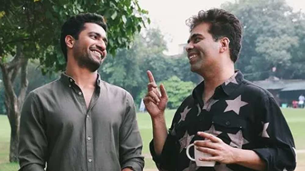 ২০১৫-তে ‘মশান’ করার পর থেকেই ভিকি কৌশলের বাজারদর চড়া হতে শুরু করে। সে সময়ই নাকি কর্ণের নজরে পড়েন ভিকি। এর পর কর্ণের পার্টিতে নিয়মিত যাতায়াত শুরু হয় তাঁর। এখন তো কর্ণের ঘনিষ্ঠদের মধ্যে এক জন হলেন ভিকি। না হলে কর্ণের কথায় ‘ভূত’-এর মতো ফিল্ম করতে রাজি হয়ে যান তিনি! প্রশ্ন অনেকের। তিনি এর প্রতিদানও পেয়েছেন বলে শোনা যায়। ‘তখ্ত’-এর মতো ফিল্মে নাকি ভিকির রোলও বাড়িয়ে আরও গুরুত্বপূর্ণ করা হচ্ছে। লাকি ভিকি!