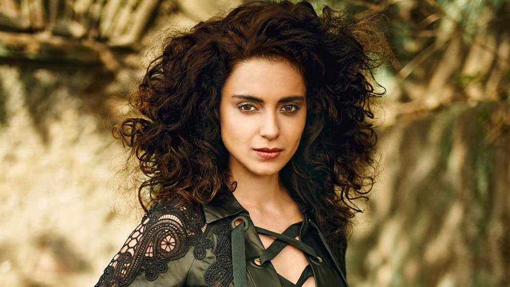 ছোটবেলায় ডাক্তার হওয়ার স্বপ্ন দেখতেন নায়িকা। দ্বাদশ শ্রেণিতে রসায়নে ফেল করার পর কঙ্গনার মনে হয় পড়াশোনা তাঁর জন্য নয়। স্কুল ছেড়ে মডেলিং শুরু করেন। মডেলিংয়ে সাফল্য আসার পর অভিনয় শুরুর কথা ভাবেন। ২০০৬ সালে ক্রাইম থ্রিলার ‘গ্যাংস্টার’ ছবিতে সাফল্যের পর অভিনয়কেই পেশা হিসেবে বেছে নেন কঙ্গনা।