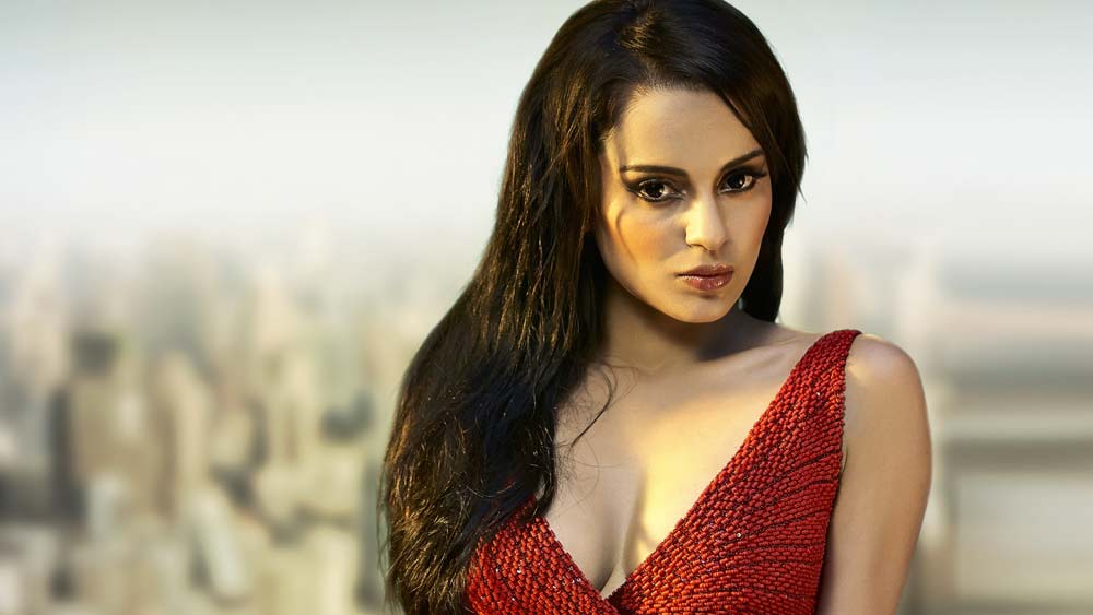 সাহসী মন্তব্যের জন্য বি-টাউনে বরাবরই পরিচিত মুখ কঙ্গনা রানাউত। যৌনতা নিয়ে কোনও দিনই বিশেষ ছুঁৎমার্গ নেই তাঁর। ব্যক্তিগত সম্পর্কের ব্যাপারেও কোনওদিন লুকোছাপা করতে দেখা যায়নি তাঁকে। হৃতিক রোশন কিংবা আদিত্য পাঞ্চোলী— বিভিন্ন সময়ে বিভিন্ন পুরুষের সঙ্গে নিজের নাম জড়ালেও ‘ইমেজ’ হারানোর ভয়টা ঠিক ধাতে নেই অভিনেত্রীর।