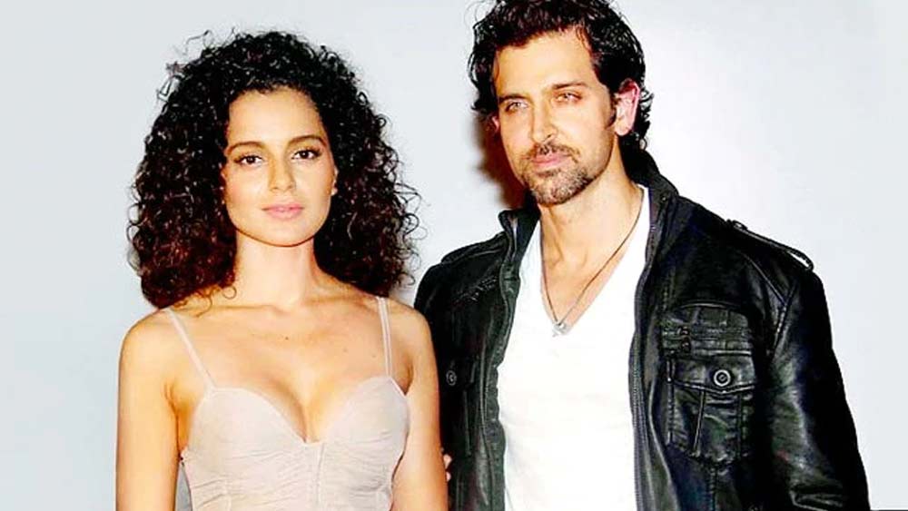 আইনি জটিলতা, নোটিস পাল্টা নোটিসে মুখ দেখাদেখি পর্যন্ত বন্ধ এই দুই অভিনেতার। হৃতিকের আইনজীবী বলেন, ছ’মাস ধরে কঙ্গনা হাজার হাজার মেল পাঠিয়েছেন হৃতিককে। পুলিশের কাছে জমা ইমেলগুলো থেকে দেখা যাচ্ছে, কোনও কোনও দিন ছ’মিনিট অন্তর হৃতিককে মেল করেছেন তিনি। একটি মেলে নিজের নগ্ন ছবি পাঠিয়ে হৃতিকের উদ্দেশে কঙ্গনা নাকি লিখেছেন, ‘আমরা যখন প্রথম বার একসঙ্গে থাকব, এমন কিছুই তোমার জন্য অপেক্ষা করবে।’