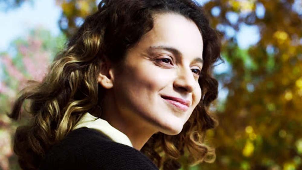 আবার ২০১৭ সালে ‘সিমরান’ ছবি মু্ক্তির সময় চিত্রনাট্যকার অপূর্ব আসরানি তাঁর বিরুদ্ধে রাইটিং ক্রেডিট চুরির অভিযোগ করেন। কঙ্গনা যদিও বলেছিলেন, হনসল মেটার সঙ্গে তিনি স্ক্র্যাচ থেকে ছবির গল্প তৈরি করেন।