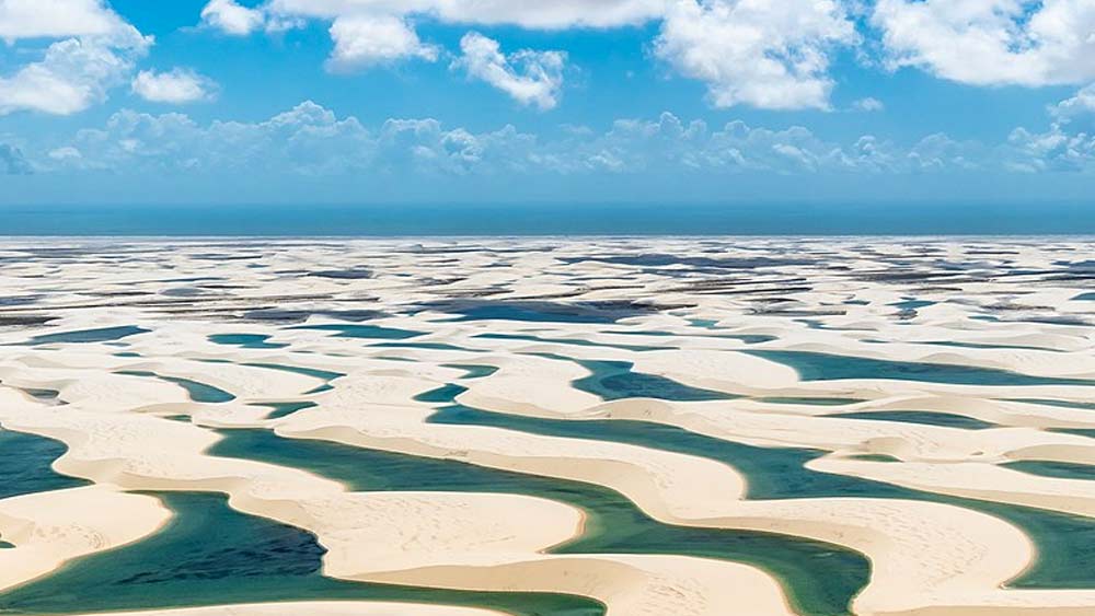 মরু অঞ্চলের মধ্যে তৈরি হয় হাজার হাজার ছোট ছোট উপহ্রদ। বালির নীচে থাকা পাথরের আস্তরণ বৃষ্টির জল ধরে রাখতে সাহায্য করে। যার জেরে সেখানকার তাপমাত্রার উল্লেখযোগ্য পরিবর্তন ঘটে।