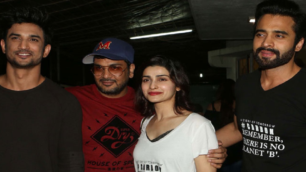 মুকেশ জানিয়েছেন, ‘কাই পো চে’-তে সুযোগ করে দেওয়ার জন্য তাঁর কাছে কৃতজ্ঞ ছিলেন সুশান্ত। দু’জনের মধ্যে ভাল বন্ধুত্বও গড়ে ওঠে। ছবির শুটিং চলাকালীন এক দিন আড্ডা দেওয়ার সময় নিজের পরিচালক হওয়ার বাসনার কথা সুশান্তকে জানিয়েছিলেন মুকেশ। তা জানতে পেরে এক মুহূর্তও নষ্ট করেননি সুশান্ত। মুকেশে যখনই ছবি করুন না কেন, তিনি সেই ছবিতে অভিনয় করবেন বলে তখনই তাঁকে প্রতিশ্রুতি দেন সুশান্ত।