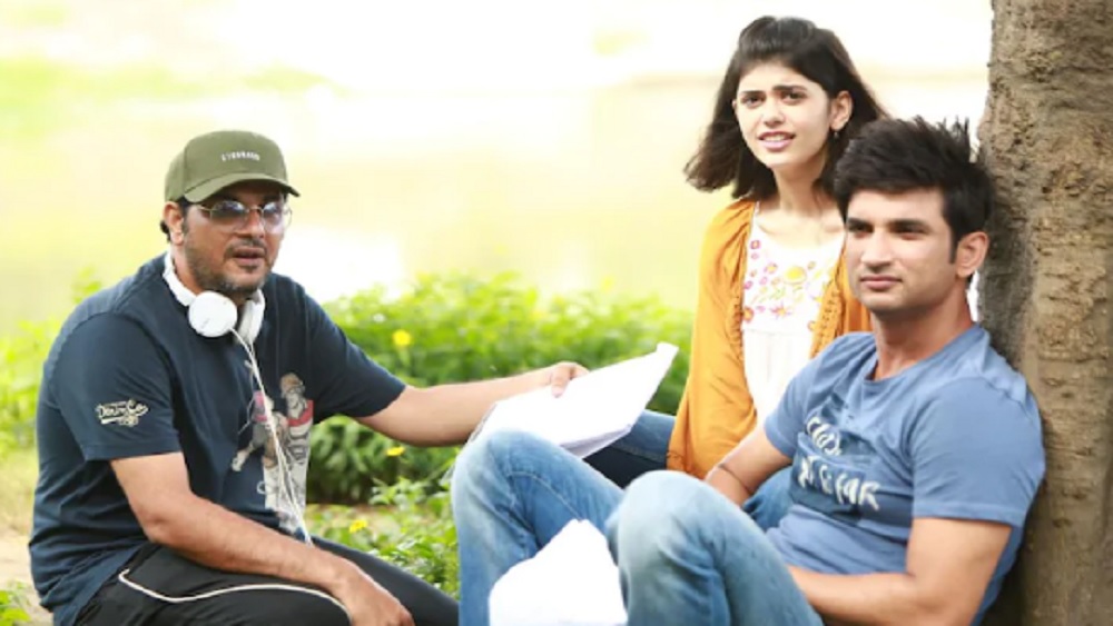 কাস্টিং ডিরেক্টর হিসেবে কাজের সূত্রে পরিচালক-প্রযোজক তথা কোরিয়োগ্রাফার ফারহা খানের সঙ্গে ভাল সম্পর্ক ছিল মুকেশ ছাবরার। মুকেশ ছবি করলে তাঁর ছবিতে বিনা পারিশ্রমিকে কাজ করবেন বলে তাঁকে প্রতিশ্রুতি দিয়েছিলেন ফারহা। সেই কথা রাখেন তিনি। ছবিতে ‘দিল বেচারা’ গানটির কোরিয়োগ্রাফি করেন তিনি।