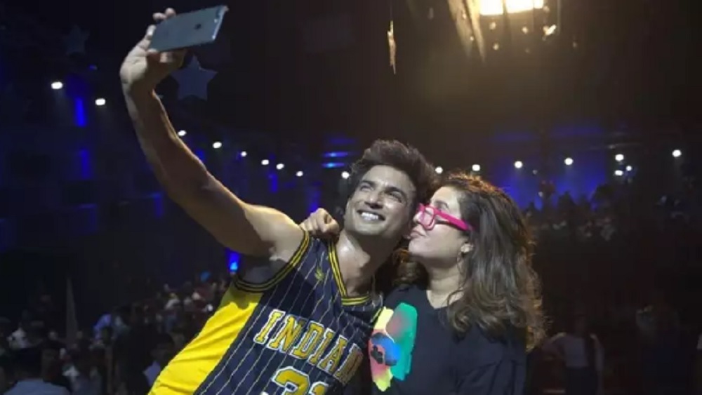 ‘দিল বেচারা’র আগে কখনও ফারহার কোরিয়োগ্রাফিতে নাচেননি সুশান্ত। তাই প্রথমে ঘাবড়ে গিয়েছিলেন তিনি। মাত্র একটা টেকে গোটা গানের শুটিং হবে জেনে আরও ভয় পেয়ে গিয়েছিলেন তিনি। কিন্তু পরে ফারহার সঙ্গে শর্ত হয় যে, সুশান্ত যদি ভাল পারফর্ম করেন, তা হলে নিজে হাতে বাড়ি থেকে রেঁধে তাঁর জন্য খাবার আনবেন ফারহা। সুশান্তের পারফরম্যান্সে খুশি হয়ে তেমনটাই করেছিলেন ফারহা।