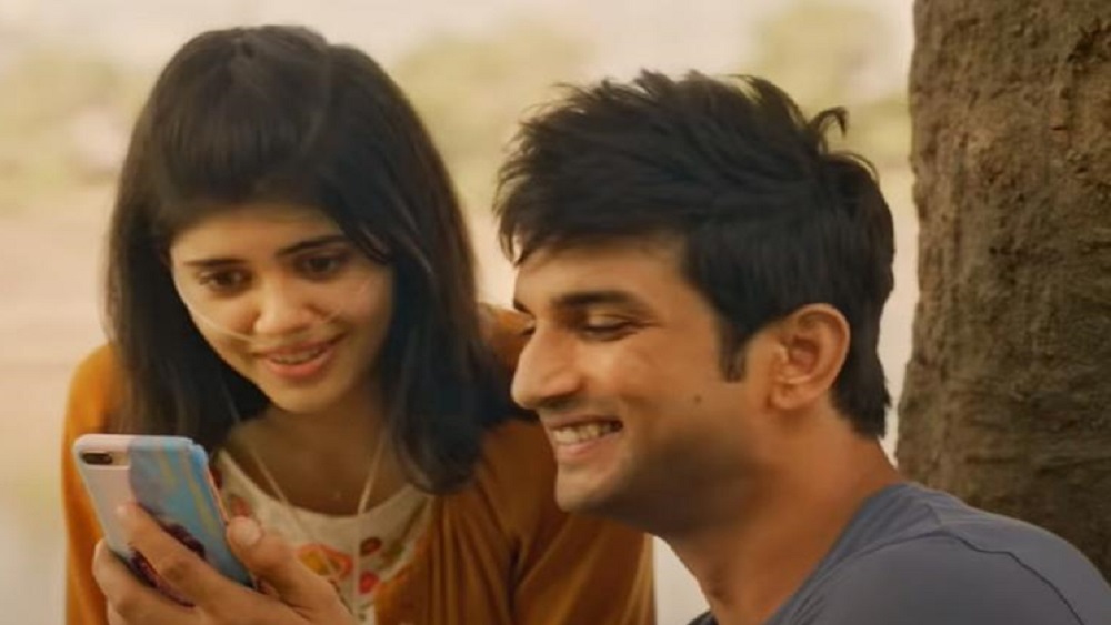 নায়িকা হিসেবে ‘দিল বেচারা’ই প্রথম ছবি সঞ্জনার। সুশান্তের মতো অভিনেতার সঙ্গে কাজ করতে গিয়ে শুরুতে ভয় পেতেন তিনি। কিন্তু সুশান্তই তাঁকে সহজ হতে সাহায্য করেন বলে জানিয়েছেন সঞ্জনা। বাকি অভিনেতারা যেমন নিজের কাজ হয়ে গেলে ভ্যানিটি ভ্যানে চলে যান, সুশান্ত তা না করে সঞ্জনার কাজ দেখতেন। কোথাও কোনও ভুল হলে শুধরেও দিতেন। সঞ্জনা মুষড়ে পড়লে হেডফোনে দু’জনে একসঙ্গে গানও শুনতেন।