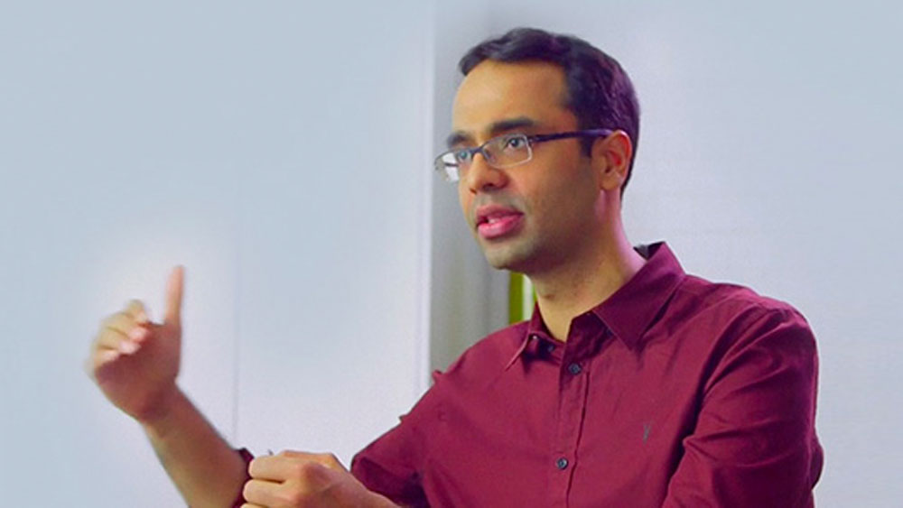 এই উদ্যোগের বাইরেও কর্ণের আগ্রহ ছড়িয়ে আছে বহু বিষয়ে। বিড়লা ইনস্টিটিউট অব টেকনোলজি অ্যান্ড সায়েন্স এব‌ং বেঙ্গালুরুর ইন্ডিয়ান ইনস্টিটিউট অব ম্যানেজমেন্টের এই প্রাক্তনী ইতিমধ্যেই তিনটি উপন্যাস লিখেছেন।